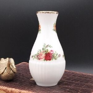 Vtg Royal Albert Old Country Roses 4 inch Bud Vase Bone China England Floral